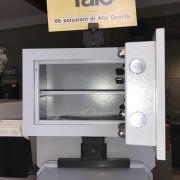 Cassaforte-a-muro-YALE--aperta